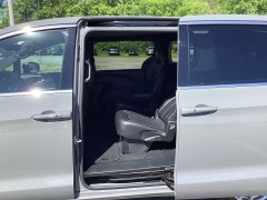 Used 2025  Chrysler Pacifica Select FWD at G&period;O&period; Crivelli Autmotive Inc&period; near New Castle&comma; PA