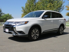 New 2019  Mitsubishi Outlander 4d SUV FWD ES at Promax Motors near Davenport, IA