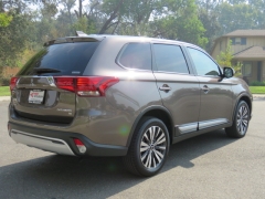 New 2019  Mitsubishi Outlander 4d SUV AWC SE at Promax Motors near Davenport, IA