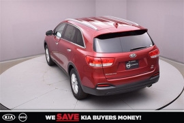 New 2018  Kia Sorento 4d SUV FWD LX at Promax Motors near Davenport, IA