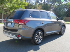 New 2019  Mitsubishi Outlander 4d SUV FWD ES at Promax Motors near Davenport, IA