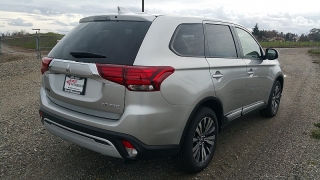New 2019  Mitsubishi Outlander 4d SUV FWD SE at Promax Motors near Davenport, IA