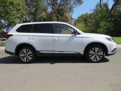 New 2019  Mitsubishi Outlander 4d SUV FWD ES at Promax Motors near Davenport, IA