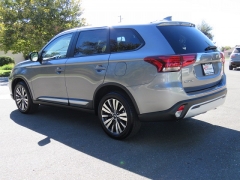 New 2019  Mitsubishi Outlander 4d SUV FWD ES at Promax Motors near Davenport, IA