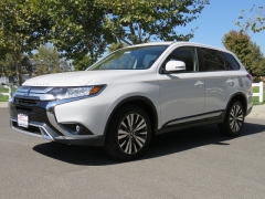 New 2019  Mitsubishi Outlander 4d SUV AWC SE at Promax Motors near Davenport, IA