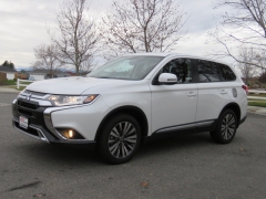 New 2019  Mitsubishi Outlander 4d SUV FWD SE at Promax Motors near Davenport, IA