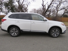 New 2019  Mitsubishi Outlander 4d SUV FWD SE at Promax Motors near Davenport, IA