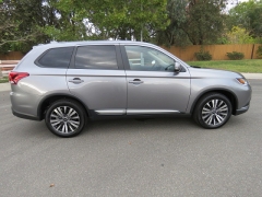 New 2019  Mitsubishi Outlander 4d SUV FWD SE at Promax Motors near Davenport, IA