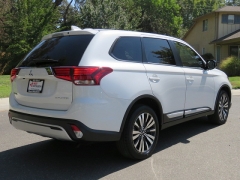New 2019  Mitsubishi Outlander 4d SUV FWD ES at Promax Motors near Davenport, IA