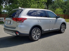 New 2019  Mitsubishi Outlander 4d SUV FWD ES at Promax Motors near Davenport, IA