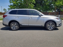 New 2019  Mitsubishi Outlander 4d SUV FWD SE at Promax Motors near Davenport, IA