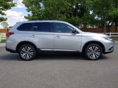 New 2019  Mitsubishi Outlander 4d SUV FWD ES at Promax Motors near Davenport, IA