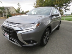 New 2019  Mitsubishi Outlander 4d SUV FWD SE at Promax Motors near Davenport, IA