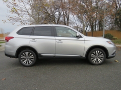 New 2019  Mitsubishi Outlander 4d SUV AWC SE at Promax Motors near Davenport, IA
