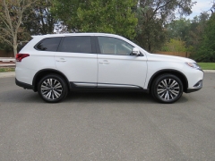 New 2019  Mitsubishi Outlander 4d SUV FWD SE at Promax Motors near Davenport, IA