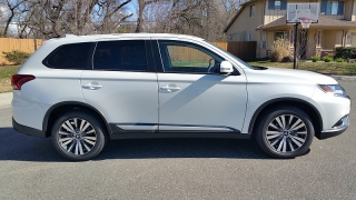New 2019  Mitsubishi Outlander 4d SUV FWD SE at Promax Motors near Davenport, IA