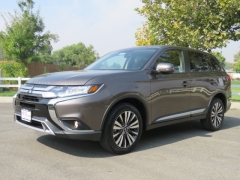 New 2019  Mitsubishi Outlander 4d SUV AWC SE at Promax Motors near Davenport, IA