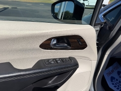 Used 2023  Chrysler Pacifica Limited FWD at Chip Wynn Motors near Paducah&comma; KY