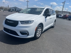 Used 2024  Chrysler Pacifica Touring L FWD at Chip Wynn Motors near Paducah&comma; KY