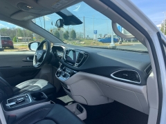 Used 2024  Chrysler Pacifica Touring L FWD at Chip Wynn Motors near Paducah&comma; KY