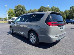 Used 2023  Chrysler Pacifica Limited FWD at Chip Wynn Motors near Paducah&comma; KY