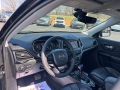 Used 2021  Jeep Cherokee Altitude 4x4 at Chip Wynn Motors near Paducah&comma; KY