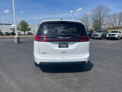 Used 2024  Chrysler Pacifica Touring L FWD at Chip Wynn Motors near Paducah&comma; KY
