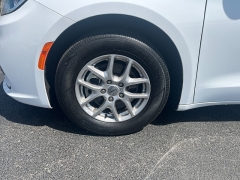 Used 2024  Chrysler Pacifica Touring L FWD at Chip Wynn Motors near Paducah&comma; KY