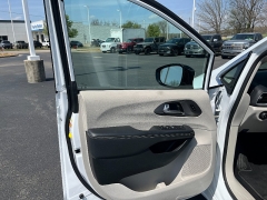 Used 2024  Chrysler Pacifica Touring L FWD at Chip Wynn Motors near Paducah&comma; KY