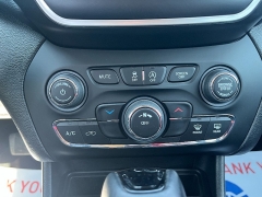 Used 2021  Jeep Cherokee Altitude 4x4 at Chip Wynn Motors near Paducah&comma; KY