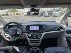 Used 2024  Chrysler Pacifica Touring L FWD at Chip Wynn Motors near Paducah&comma; KY