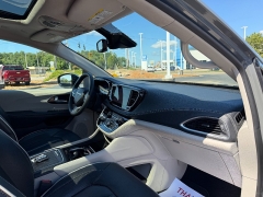 Used 2023  Chrysler Pacifica Limited FWD at Chip Wynn Motors near Paducah&comma; KY