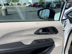 Used 2024  Chrysler Pacifica Touring L FWD at Chip Wynn Motors near Paducah&comma; KY