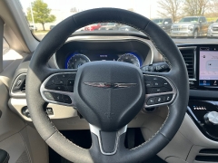 Used 2024  Chrysler Pacifica Touring L FWD at Chip Wynn Motors near Paducah&comma; KY