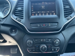 Used 2021  Jeep Cherokee Altitude 4x4 at Chip Wynn Motors near Paducah&comma; KY