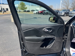 Used 2021  Jeep Cherokee Altitude 4x4 at Chip Wynn Motors near Paducah&comma; KY