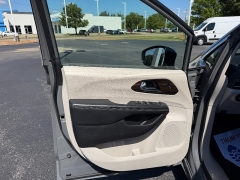 Used 2023  Chrysler Pacifica Limited FWD at Chip Wynn Motors near Paducah&comma; KY