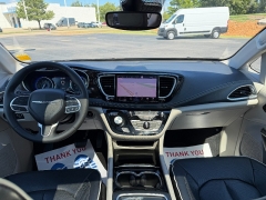 Used 2023  Chrysler Pacifica Limited FWD at Chip Wynn Motors near Paducah&comma; KY