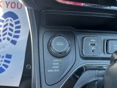 Used 2021  Jeep Cherokee Altitude 4x4 at Chip Wynn Motors near Paducah&comma; KY