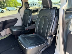 Used 2023  Chrysler Pacifica Limited FWD at Chip Wynn Motors near Paducah&comma; KY