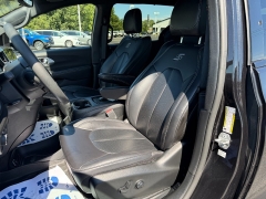 Used 2023  Chrysler Pacifica Touring L FWD at Chip Wynn Motors near Paducah&comma; KY