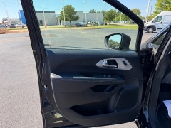 Used 2023  Chrysler Pacifica Touring L FWD at Chip Wynn Motors near Paducah&comma; KY