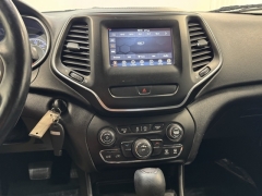 Used 2019 Jeep Cherokee 4d SUV FWD Latitude 2.4L at AutoCenters Bonne Terre near Bonne Terre, MO