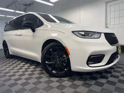 Used 2025 Chrysler Pacifica Limited FWD at AutoCenters Bonne Terre near Bonne Terre, MO