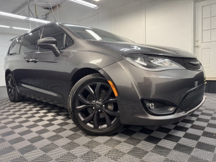 2020 Chrysler Pacifica Touring's photo