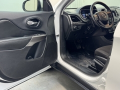 Used 2019 Jeep Cherokee 4d SUV FWD Latitude 2.4L at AutoCenters Bonne Terre near Bonne Terre, MO