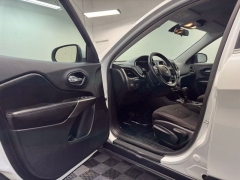 Used 2019  Jeep Cherokee 4d SUV FWD Latitude 2&period;4L at AutoCenters Bonne Terre near Bonne Terre&comma; MO