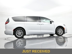 Used 2023  Chrysler Pacifica Touring L FWD at Landmark Auto Credit Center near springfield&comma; IL