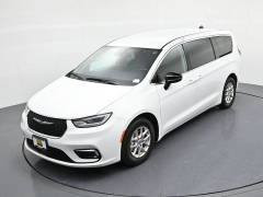 Used 2024  Chrysler Pacifica Touring L FWD at Landmark Auto Credit Center near springfield&comma; IL