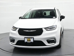 Used 2024  Chrysler Pacifica Touring L FWD at Landmark Auto Credit Center near springfield&comma; IL